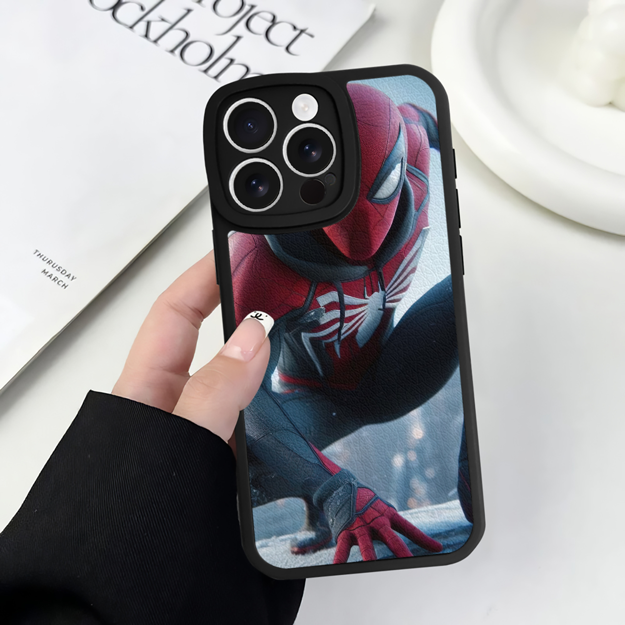 Spider Man スパイダーマン 【iPhone 16シリーズ対応】シリコンスマホケース（レザー調） 材質：シリコン